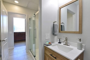 Shower, hair dryer, towels, soap - Jennifer’s Historic Riverfront Loft | City Views (Providence)