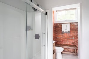 Shower, hair dryer, towels, soap - Jennifer’s Historic Penthouse Loft | City Views (Providence)
