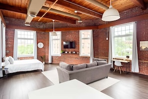 1 bedroom, desk, iron/ironing board, free WiFi - Jennifer’s Historic Riverfront Loft | City Views (Providence)