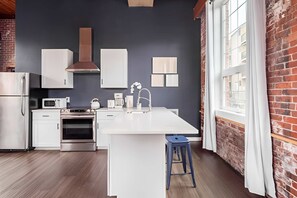 Refrigerador, microondas, horno y parrilla de estufa