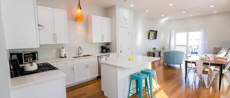 冰箱、微波炉、烤箱、炉灶