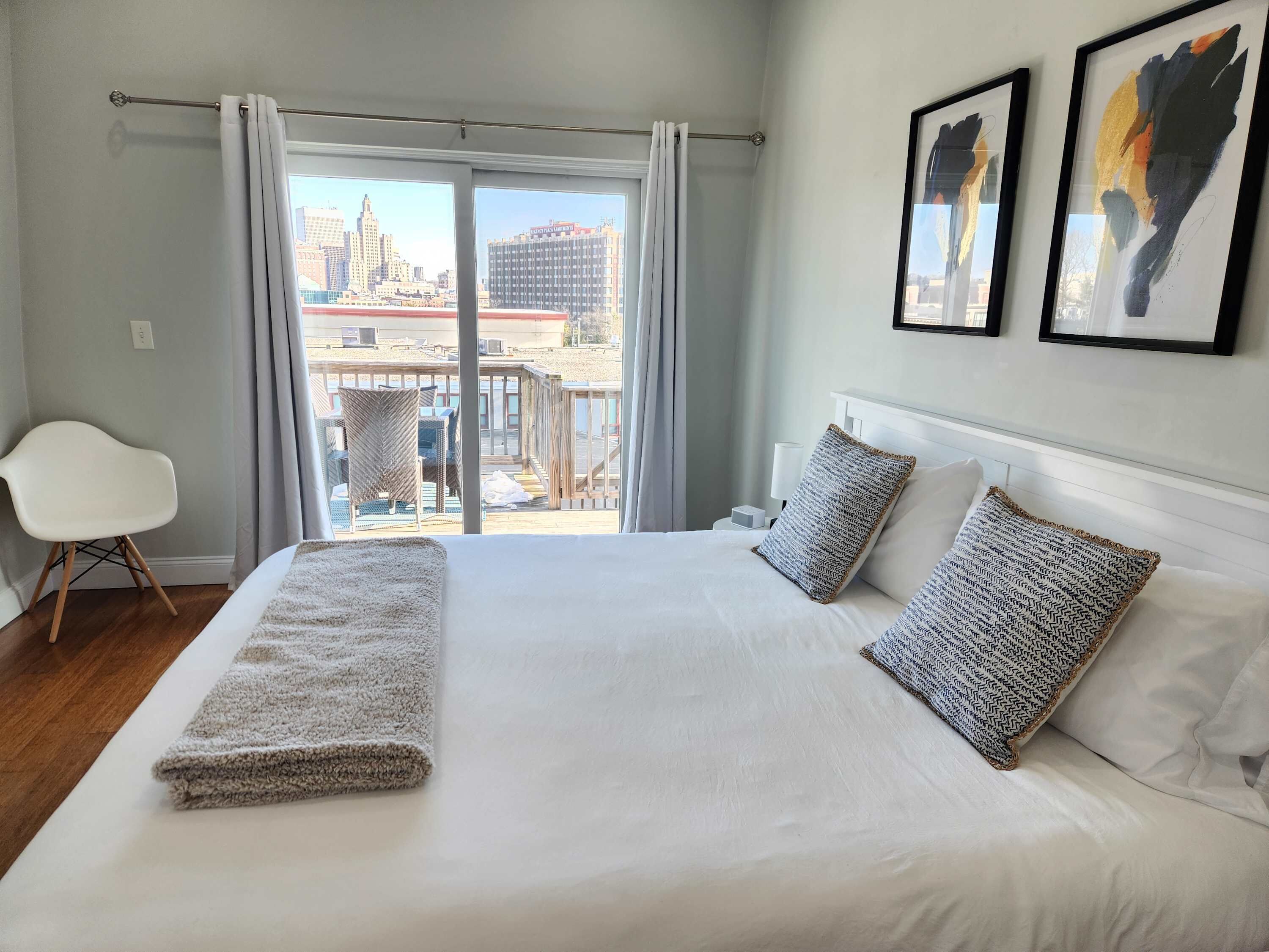 2 soverom, skrivebord, strykejern/-brett og wi-fi (inkludert)