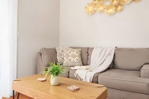 Smart TV, table tennis, offices - Jennifer's Penthouse Panoramic City View Apartment with Deck (Providence)