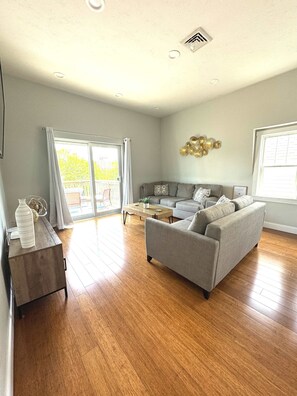 TV connectée, table de tennis de table, espaces bureaux