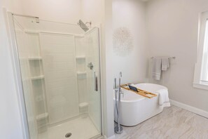 Dusche, Haartrockner, Handtücher, Shampoo