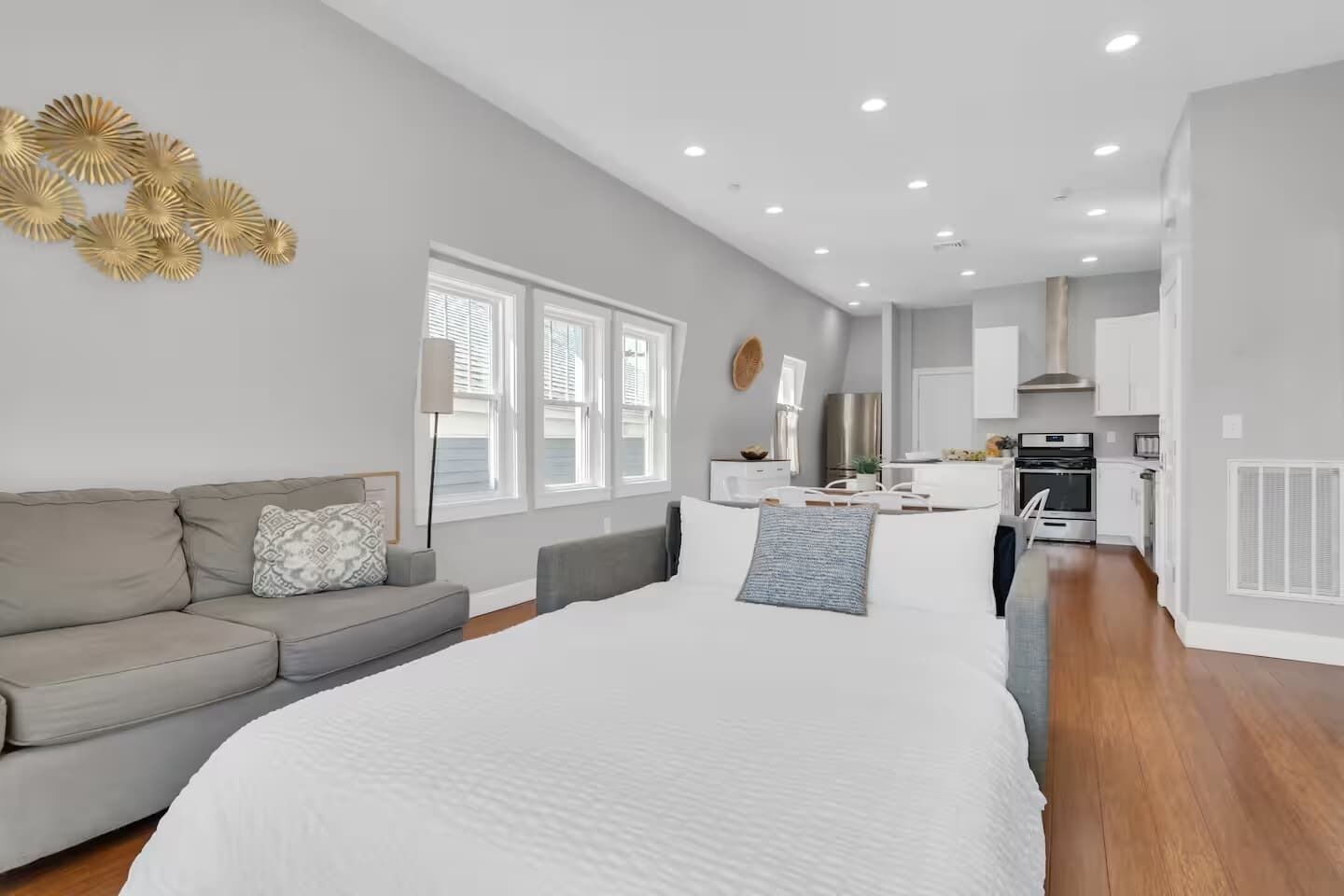 2 habitaciones, escritorio, tabla de planchar con plancha y wifi gratis 