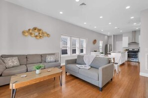 TV connectée, table de tennis de table, espaces bureaux