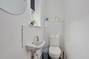 House | Bathroom | Shower, hair dryer, towels - 4 Bedroom, Free Parking, Contractors & Families (Sheffield)