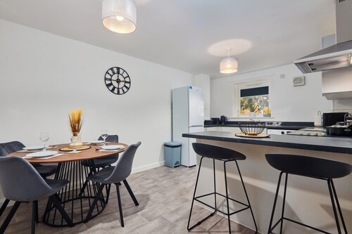 4 Bedroom, Free Parking, Contractors & Families