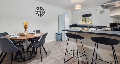 4 Bedroom, Free Parking, Contractors & Families