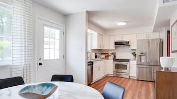 Jääkaappi, mikroaaltouuni, uuni, liesi