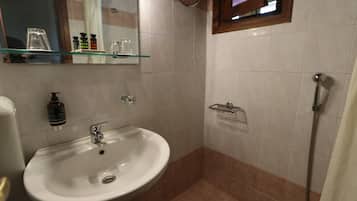 淋浴/盆浴组合、免费洗浴用品、吹风机、毛巾