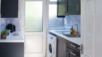 Jääkaappi, mikroaaltouuni, uuni, liesi