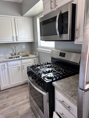 Refrigerador, microondas, horno y parrilla de estufa