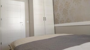 Une chambre à coucher avec un lit, une armoire et une porte.