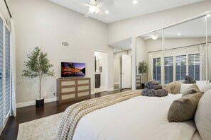 3 slaapkamers, een bureau, een strijkplank/strijkijzer, reisbedje