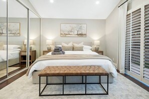 3 dormitorios, escritorio, tabla de planchar con plancha y cuna de viaje