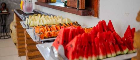 Een buffet met diverse soorten fruit en drankjes.