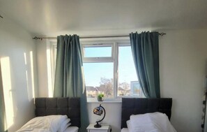 2 bedrooms, desk, WiFi, bed sheets - Escape, 2 Bedrooms Apartment (Patchway)