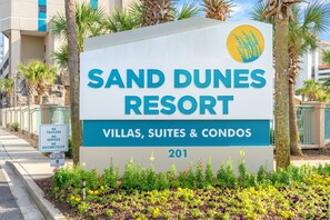 Letrero del Resort Sand Dunes que indica que ofrece villas, suites y condominios.