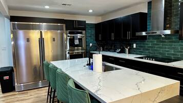 冰箱、微波炉、烤箱、炉灶