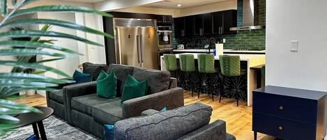 Televisión, chimenea y estéreo