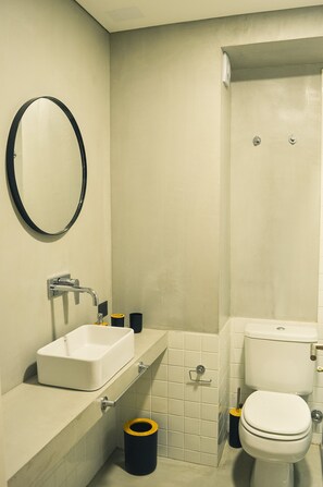 Apartamento, sacada, vista para a cidade | Banheiro | Chuveiro, chuveiro com efeito de chuva