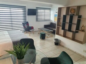 Flat-screen TV - LARNACA BAY SUITES (Larnaca)