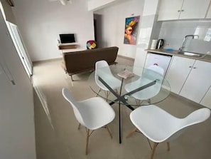 One Bedroom Apartment Suite 210 | Woonruimte | Een flatscreentelevisie