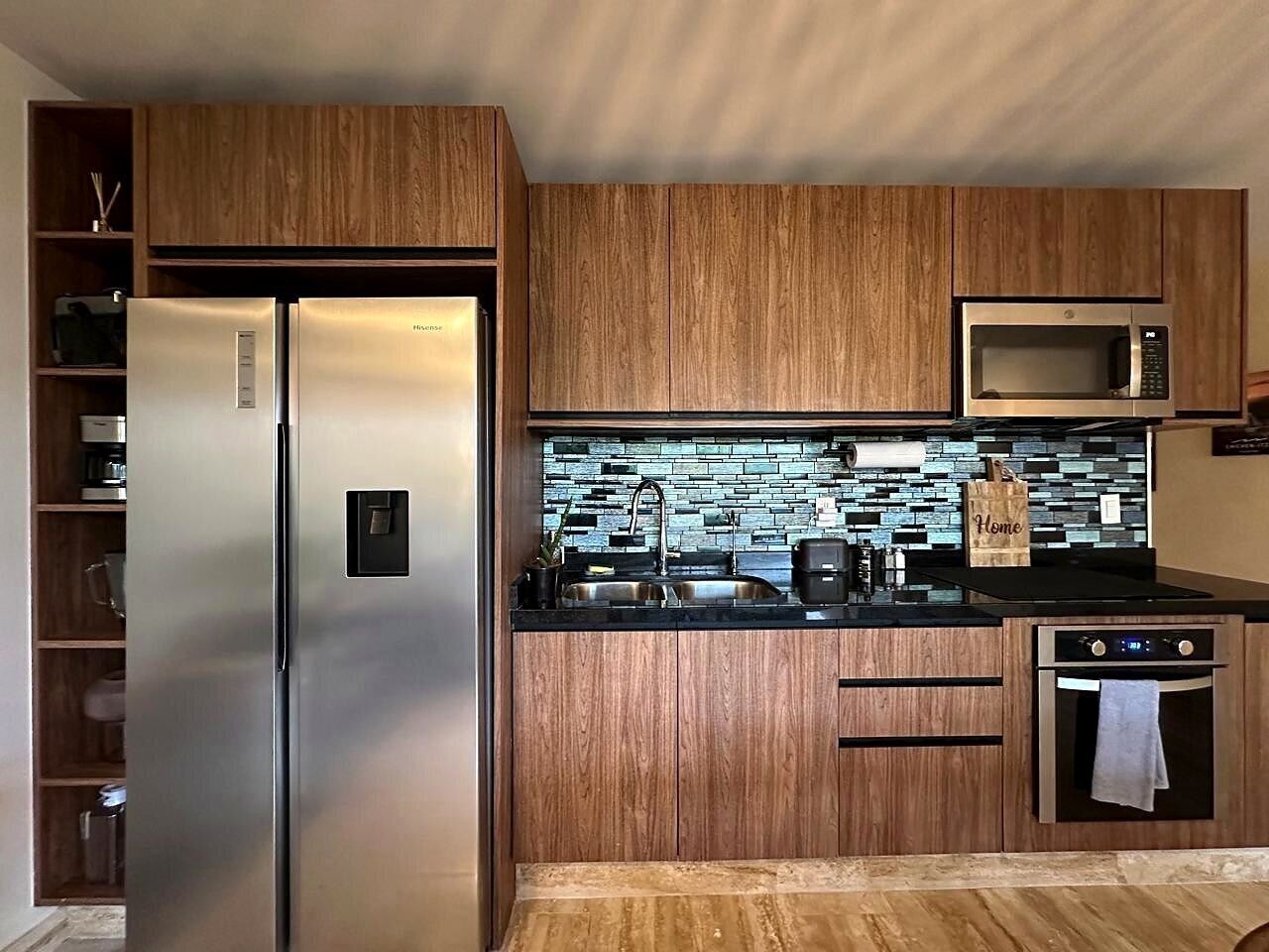 Wasserkocher mit Kaffee-/Teezubehör, Kühlschrank, Mikrowelle, Ofen