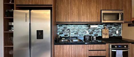 Wasserkocher mit Kaffee-/Teezubehör, Kühlschrank, Mikrowelle, Ofen