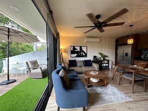 Smart-TV, Kamin, Tischtennisplatte