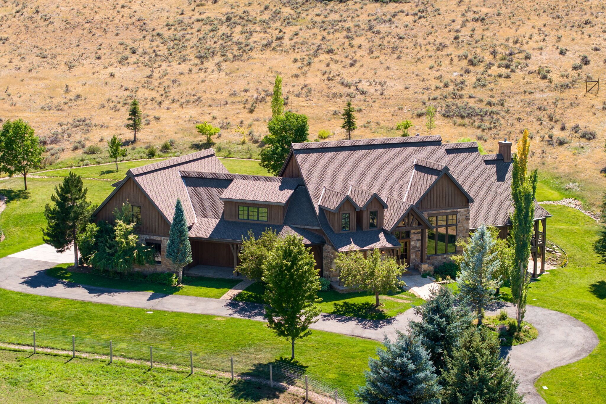 Relaxing 9,900 sqft 8B Rustic Estate on 40 acre Private Ranch with 2 Hot Tubs
