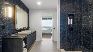 Condo, 1 King Bed with Sofa bed, City View | Bathroom