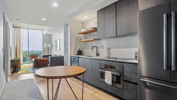 Appart'hÎtel, 1 trÚs grand lit et 1 canapé-lit, vue ville | Cuisine privée