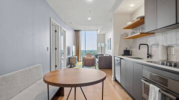 Appartement, 1 kingsize bed met slaapbank, uitzicht op de stad | Privékeuken | Een koffiezetapparaat/waterkoker, een waterkoker