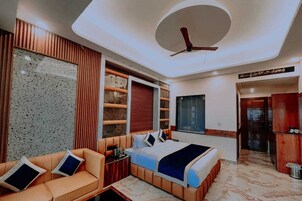 Quarto casal ou duplo básico, sacada, vista para a montanha | Wi-Fi de cortesia