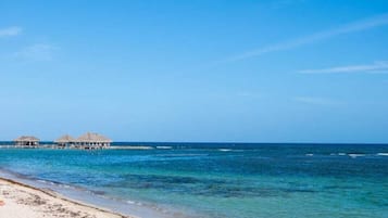 Camastros y toallas de playa