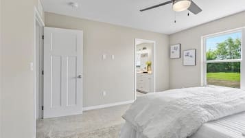 3 habitaciones, tabla de planchar con plancha, wifi y ropa de cama