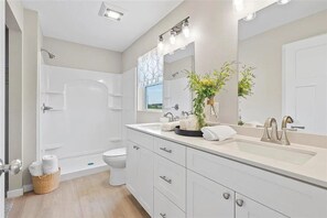 Douche, séchoir à cheveux, serviettes fournies, savon