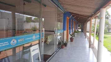 Vista frontal de la propiedad