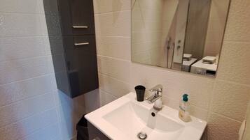 SĂšche-cheveux, savon, shampoing, papier toilette