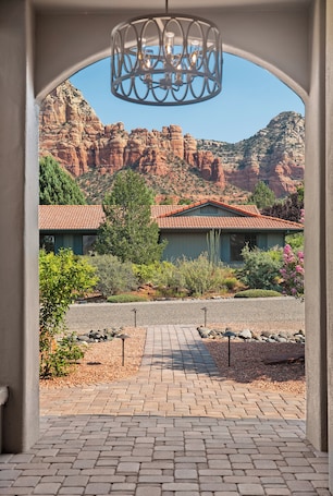Interior. Zentopia - Newly Remodeled Luxury 4 Bedroom Paradise close to Everything