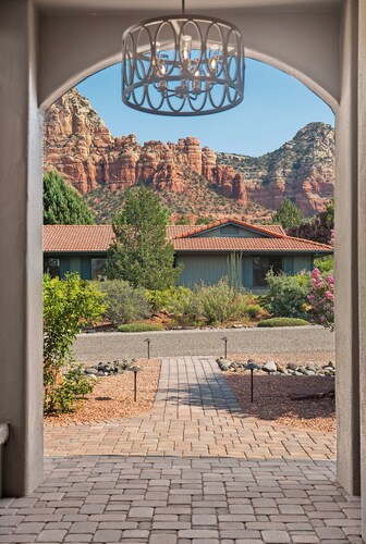 Zentopia - Newly Remodeled Luxury 4 Bedroom Paradise close to Everything