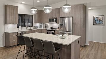 Geladeira, micro-ondas, fogão, cooktop