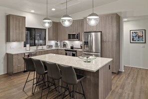 Kylskåp, mikrovågsugn, ugn och spishäll