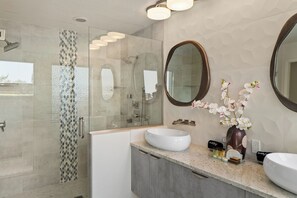 Dusj, hårføner, håndklær og såpe