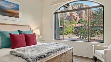 4 soverom, skrivebord, strykejern/-brett og reiseseng for barn