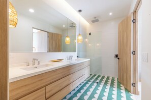 Regadera, toallas, papel de baño 