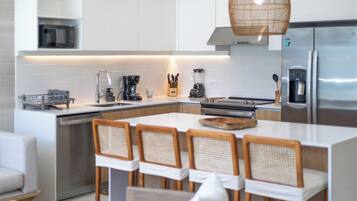 Fridge, oven, stovetop, coffee/tea maker